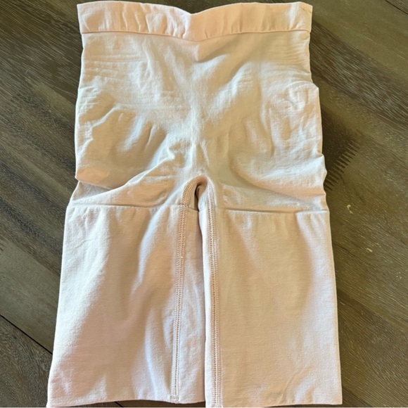 SPANXsculpt™ Seamless Power Mid-Thigh Short - Picture 4 of 6